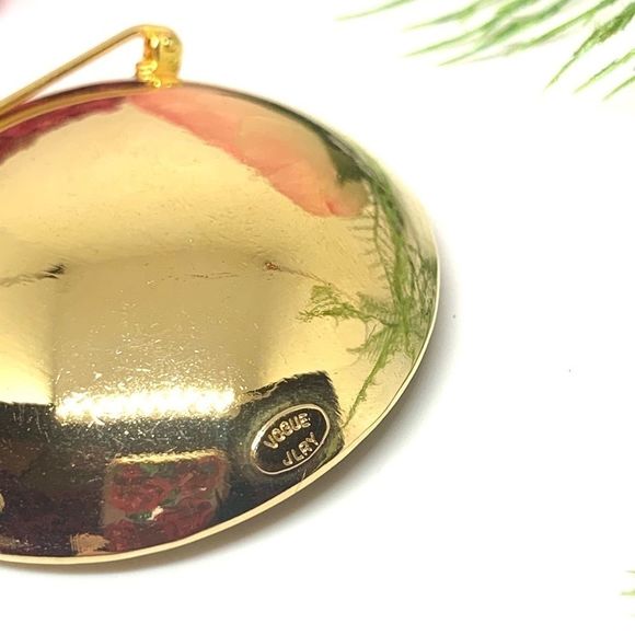 VINTAGE⚜️VOGUE Porcelain Oval Golden Brooch - Picture 8 of 10